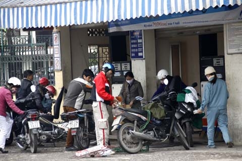 Bán xăng cầm chừng ở Hà Nội