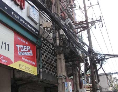 Người dân Sài Gòn 'đùa' với điện cao áp