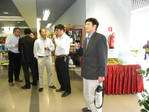 Khai mạc triển lãm ảnh Việt Nam tại trường Cao đẳng Kinh tế ALMAMER