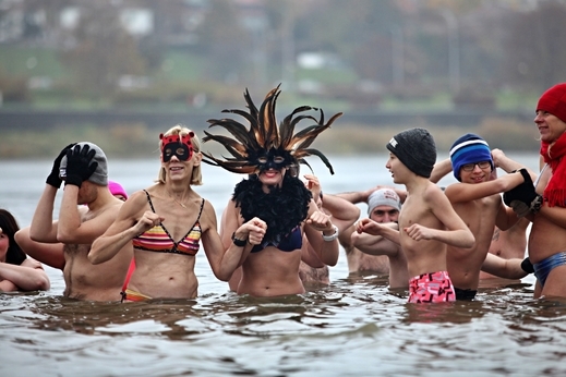 Bất chấp nhiệt độ âm, hàng trăm người tham gia tắm nước lạnh sông Vistula