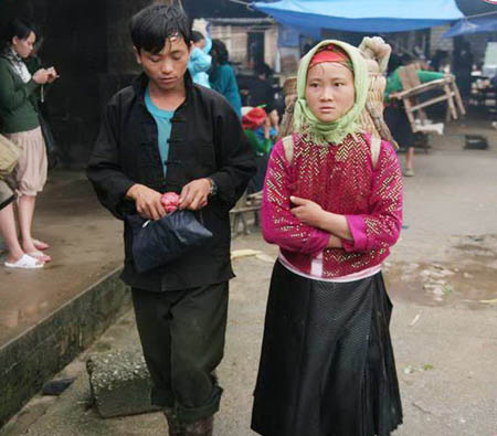 “Chợ lứa đôi” ở bản Tam Lộng