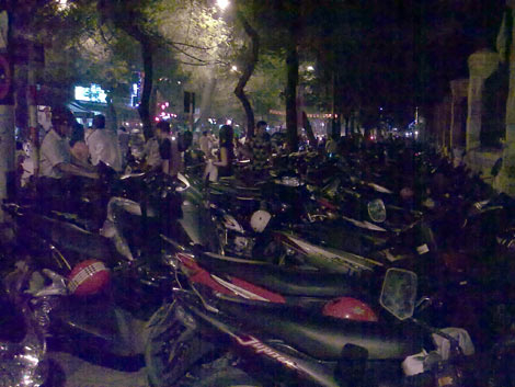 Chen lấn, xô đẩy trong đêm đầu tiên của Đại lễ