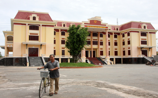 Trụ sở huyện cũng phải "hoành tráng"