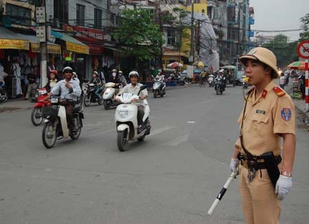Hà Nội: Thí điểm CSGT trở lại dùng… mũ cối