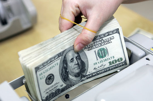 Ngập ngừng mua USD: Tránh già néo đứt dây