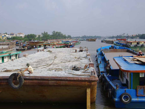 Sà lan “quần thảo” sông Sài Gòn