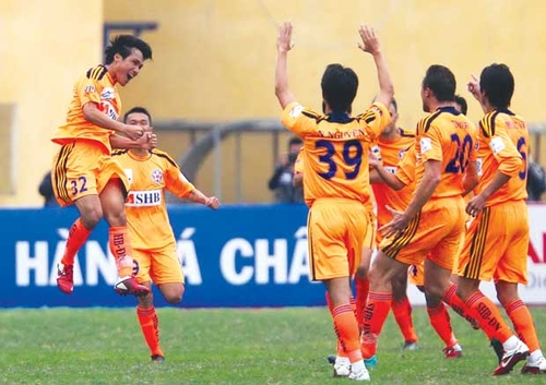 Bóng đá Việt trước nguy cơ: vỡ bong bóng