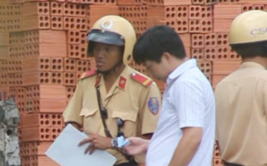 Tự vác đá ghè chân mình!