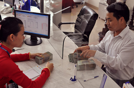 Ngân hàng kè kè giục nợ khách