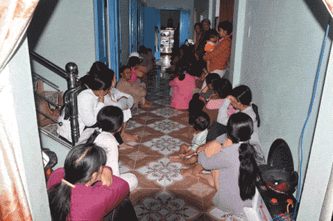 Đang đưa 9 ngư dân từ Hoàng Sa về