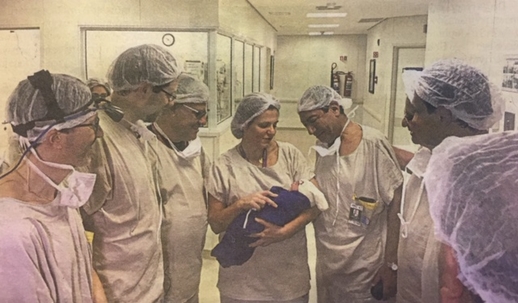 Đứa trẻ đầu tiên sinh từ dạ con của một người hiến tạng sau khi chết