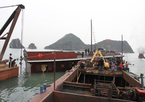 Trục vớt tàu du lịch bị chìm trên vịnh Hạ Long