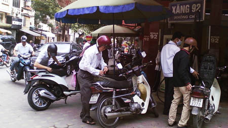 Dễ dàng gian lận, xăng ‘rởm’ siêu lợi nhuận