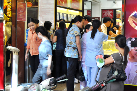 Thị trường vàng hoảng loạn khi giá lên 29 triệu đồng