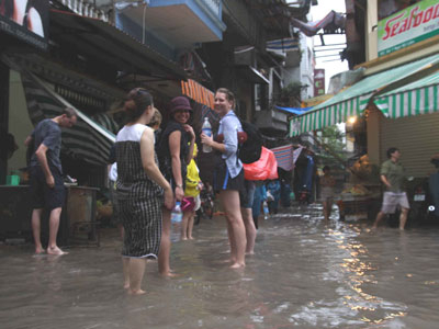 Dân Hà Nội kẹt cứng vì mưa ngập