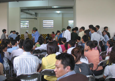 “Xế hộp” xếp hàng mua nhà thu nhập thấp