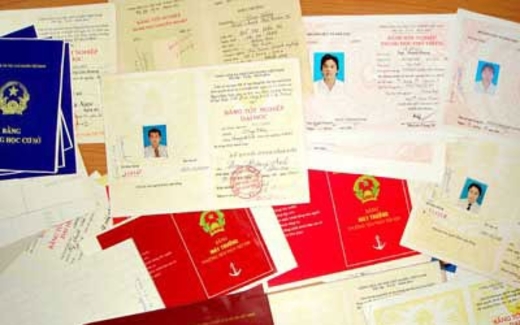 Thời khó ngó hiệu cầm đồ: Cơn lốc cắm thẻ, cầm bằng