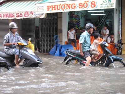 TPHCM ngập nặng, ô tô nằm chờ... cứu hộ