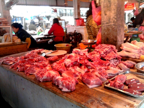 Thịt lợn nhiễm độc: Người nuôi chết dở, dân buôn khốn khổ