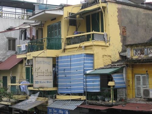 Mặc đồng phục cho nhà mặt phố: Công nhân làm ẩu quá!