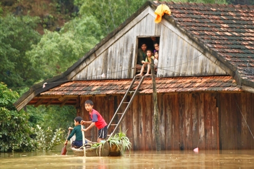 Hàng nghìn hộ dân miền Trung sống trên nóc nhà tránh lũ