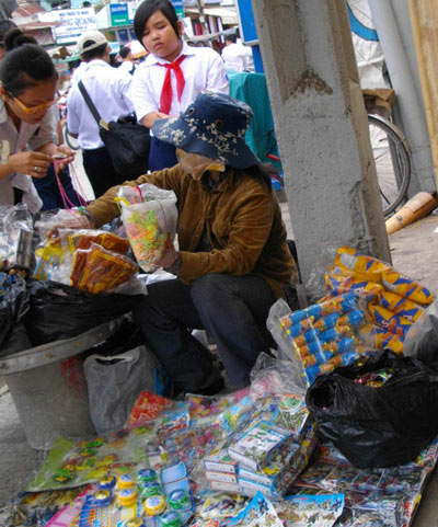 Kẹo bẩn TQ vây trường học