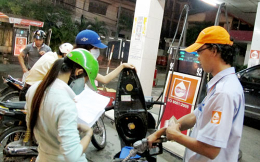 Bị siết hoa hồng, xăng dầu bật lại Bộ Tài chính