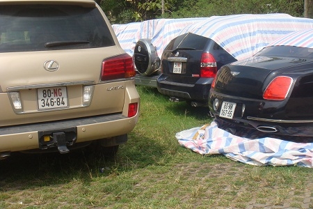 Phú Thọ: 25 xe mang biển ngoại giao hết hạn bị "sờ gáy"