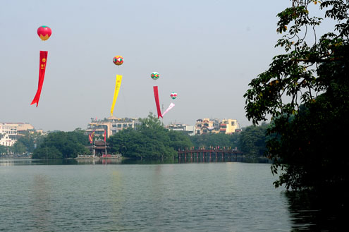 Hồ Gươm rực rỡ trước ngày đại lễ