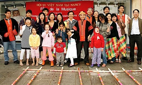 Nhảy sạp Việt Nam tại ngày hội âm nhạc ở Pháp