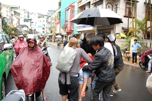 Tình nhân ái của du khách giữa người Việt vô cảm