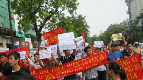 Nhiều trí thức Việt Nam tham gia biểu tình chống Trung Quốc tại Hà Nội và Sài Gòn