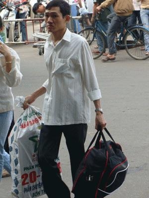 TP.HCM: Hết vé xe 'xịn', cò xe 'dù' tung quân săn khách