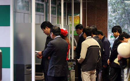Thu phí ATM: Khách hàng nắm dao đằng lưỡi