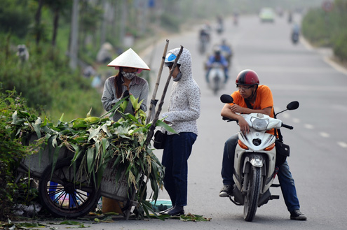 Không tiền đi chợ, dân Thủ đô cãi Thánh Tản Viên?