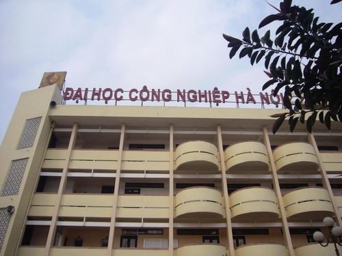 Sinh viên công lập đóng học phí cao ngất ngưởng
