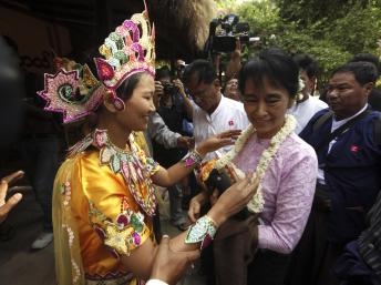 Bà Aung San Suu Kyi đi thăm các tỉnh