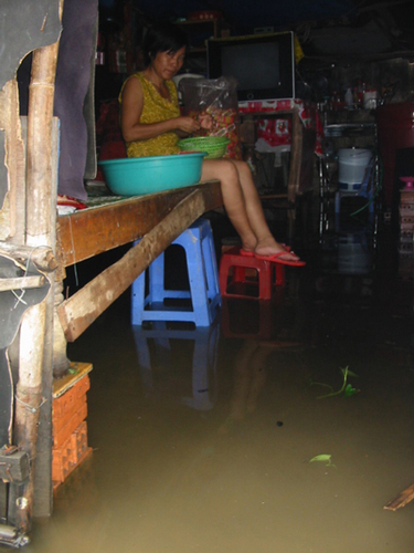 Triều cường đạt đỉnh, cả TPHCM “ngộp nước”