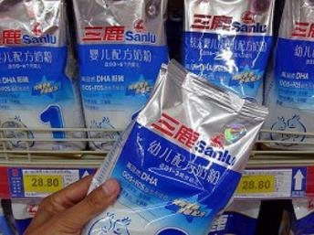 Trung Quốc rút giấy phép các công ty sữa thiếu an toàn