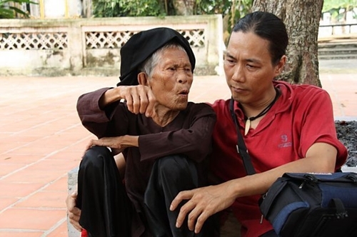 Quan họ không "ngả nón" lấy gì mà sống?