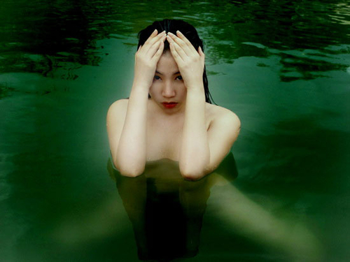 Hậu trường showbiz Việt: Tình, tiền và nuy