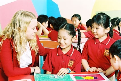 Học theo nước ngoài: Cứ nói sõi tiếng việt đi đã