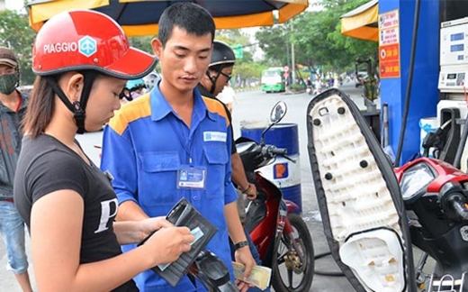 Mỗi lít xăng "cõng" 8.000 đồng thuế, phí!