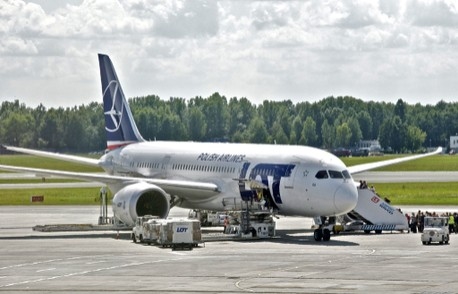 LOT mở dịch vụ mới – Chở hành khách bằng các xe buýt đặc biệt từ một số thành phố tới sân bay Chopina Warszawa.