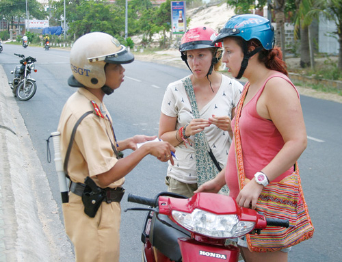 Bó tay khi “Tây” vi phạm giao thông