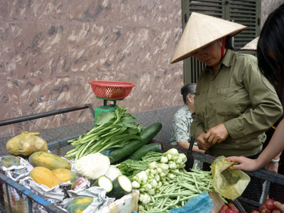 Những phụ nữ chưa một lần được tặng hoa!