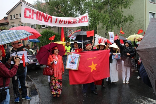 Người Việt ở Praha và Berlin biểu tình phản đối Trung Quốc xâm phạm lãnh hải Việt Nam.