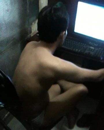 Thác loạn trong tiệm net
