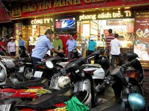 Đổ xô đi bán vàng bất chấp mưa