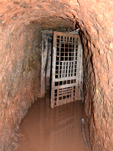 “Thiếc tặc” đào địa đạo dưới thung lũng Tình Yêu